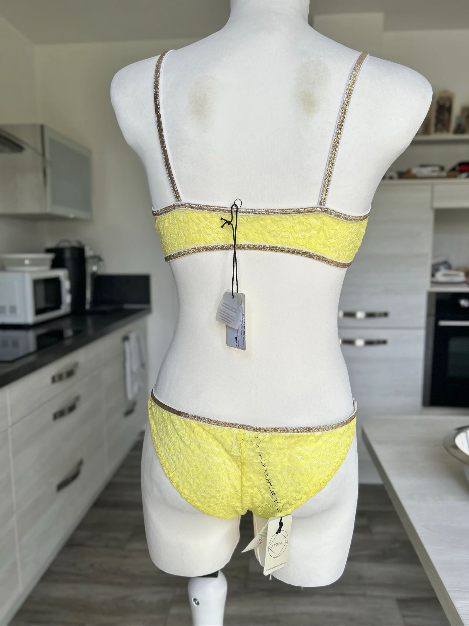 Conjunto de lingerie sutiã e tanga amarelo e dourado em poliamida La Nouvelle – photo 4